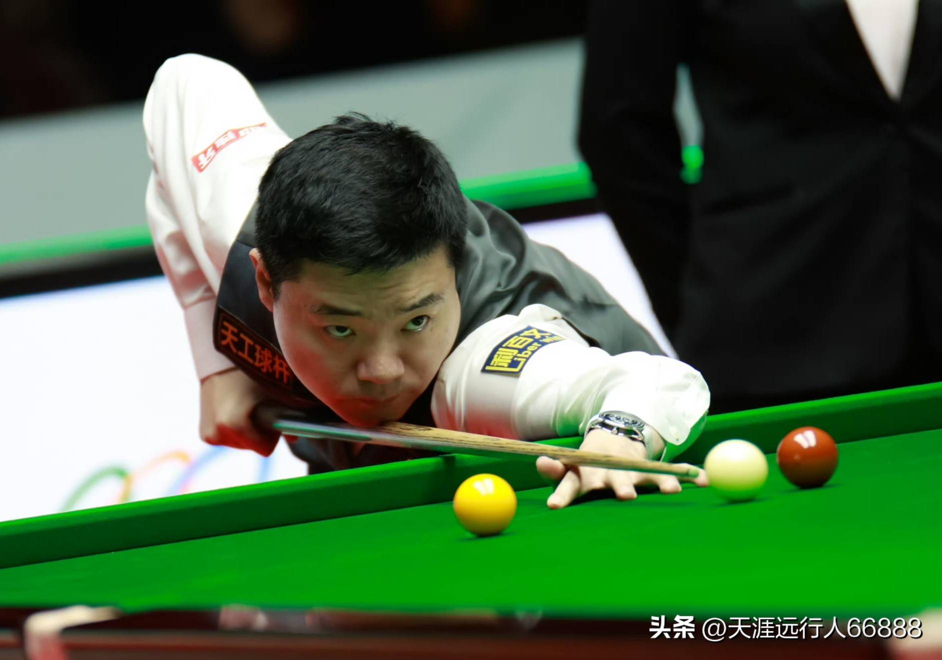 勇士三节狂胜马刺，库里带队111分，主场成训练场.